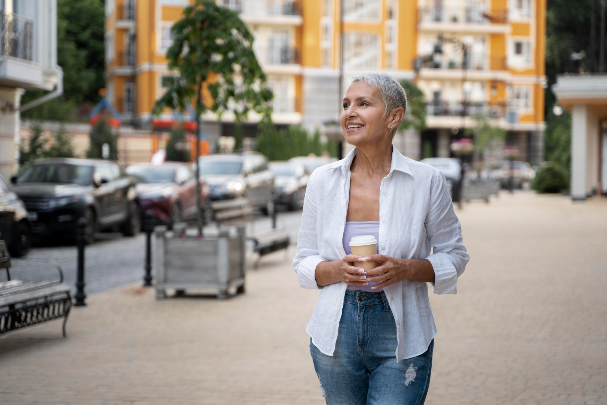 Mujer caminando con ropa deportiva, sonriendo (energía, libertad).