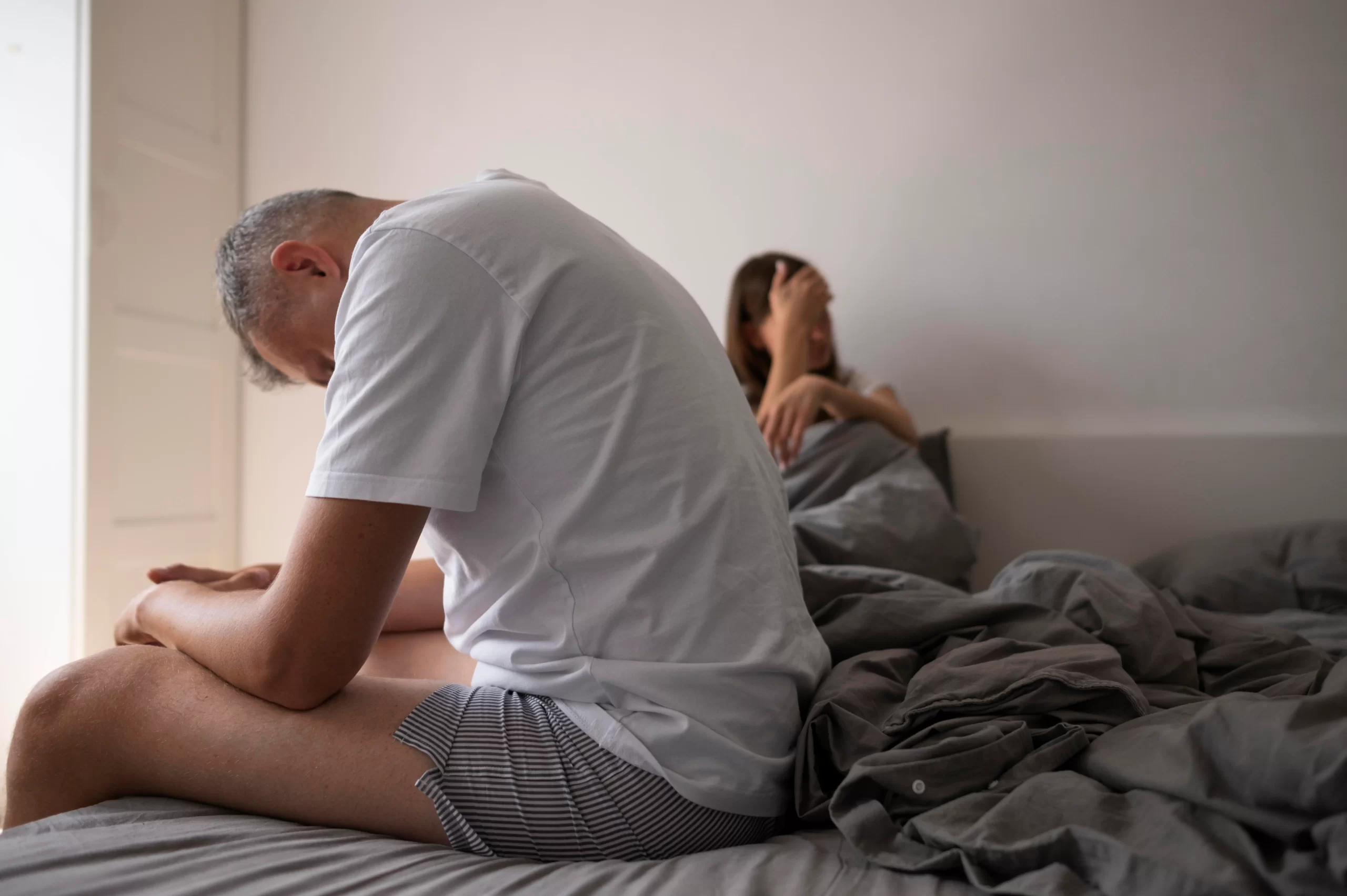 Pareja abrazándose, con expresión seria o desconectada.